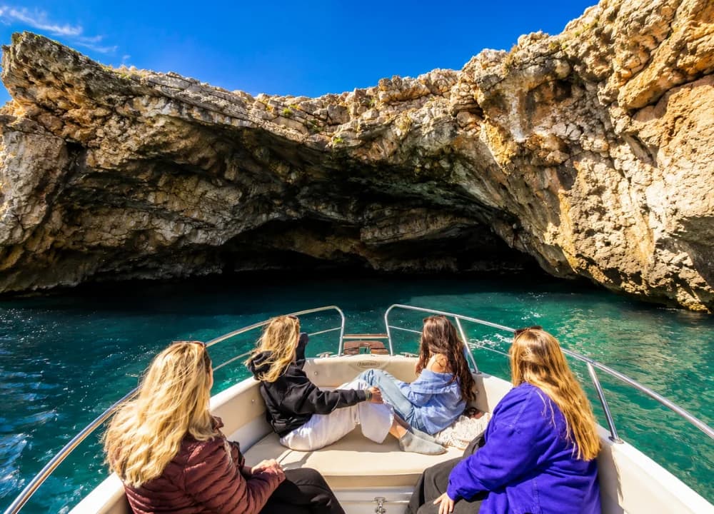 Famolo - Tour di Gruppo in Barca alle Grotte di Polignano a Mare