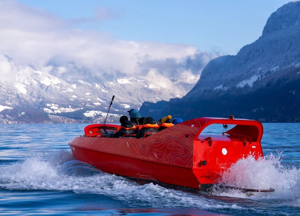 Famolo - Giro in motoscafo invernale sul lago di Brienz tra neve, velocità e curve a 360°