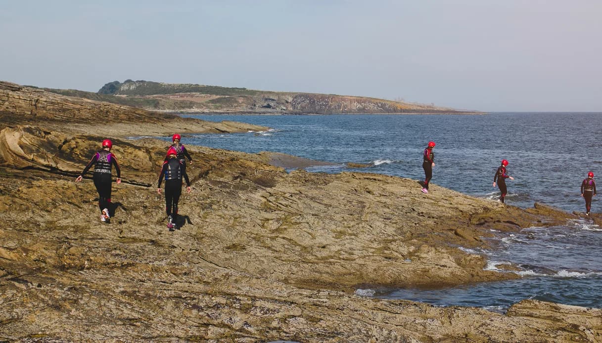 Coasteering: l'avventura tra mare e scogli che unisce adrenalina e natura