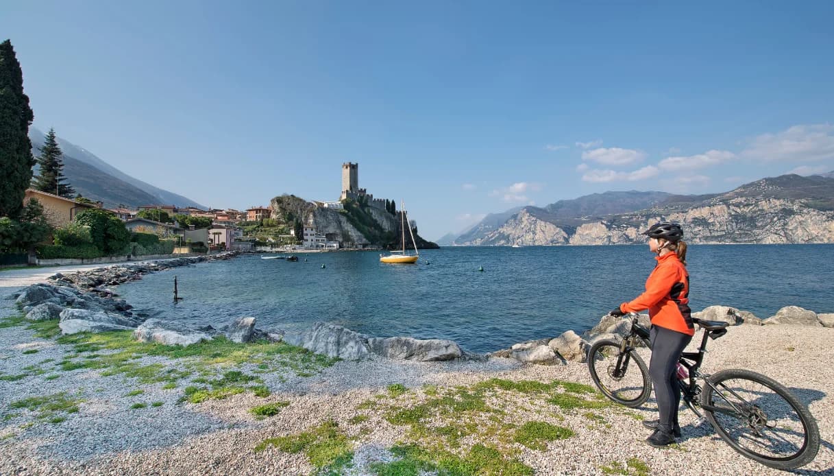Scoprire il Lago di Garda in bicicletta: i percorsi più belli, gli itinerari e i consigli per ogni ciclista