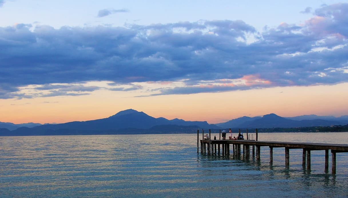 Vivi la Golden Hour sul Lago di Garda: perché un tour in barca al tramonto è un'esperienza da fare almeno una volta