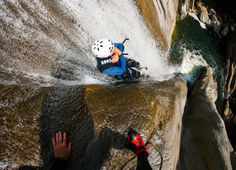 Famolo - Canyoning estremo nel cuore della Svizzera: salti da 10 metri e scivoli nella roccia