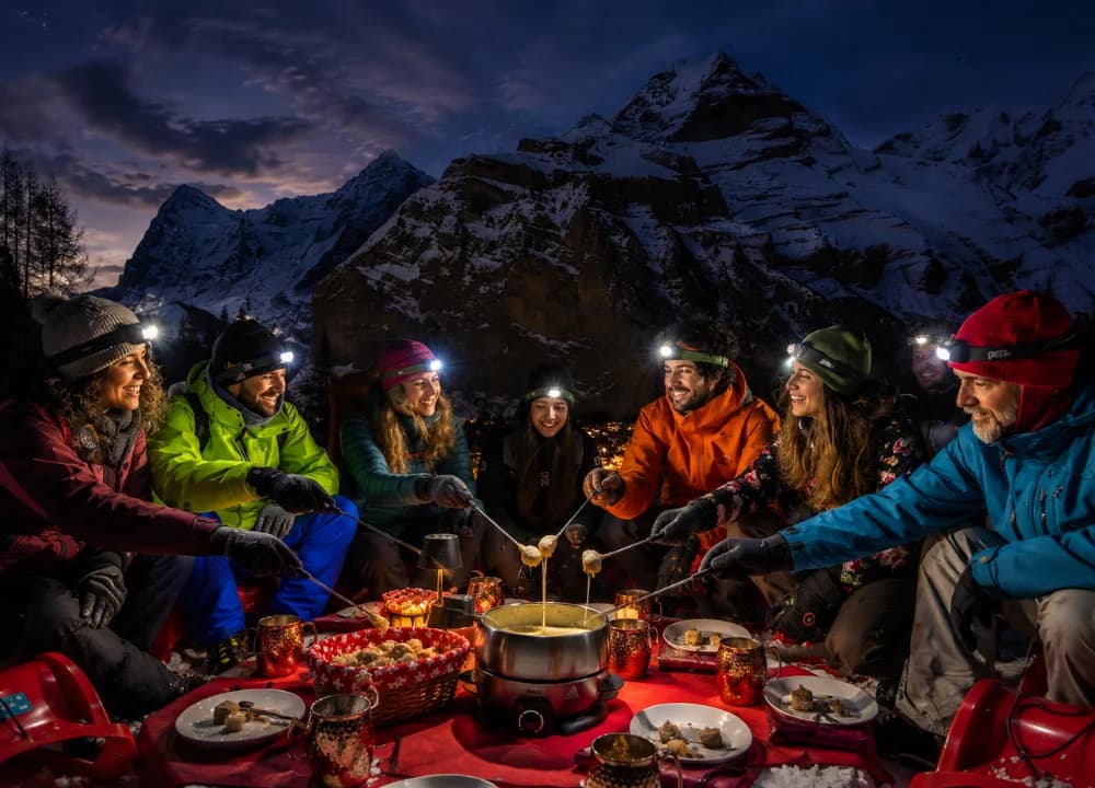 Famolo - Esperienza in slittino al tramonto con cena con fonduta nelle Alpi svizzere