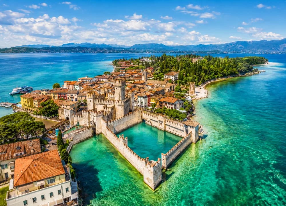 Famolo - Sirmione in barca privata: grotte, castello e acque cristalline