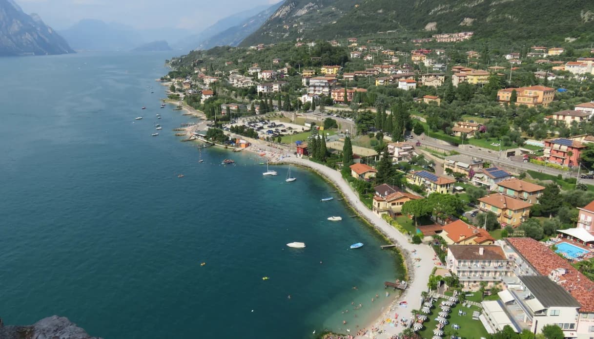 Le spiagge più belle del Lago di Garda da raggiungere in barca: guida completa alle baie più spettacolari