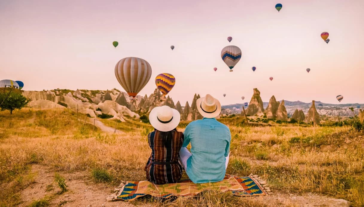 Volo privato in mongolfiera: perché scegliere un’esperienza esclusiva tra le nuvole
